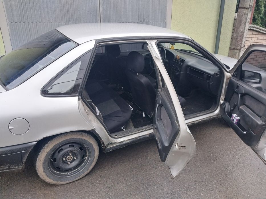 Продам  Opel Vectra A 1.6(моноинжектор)1990