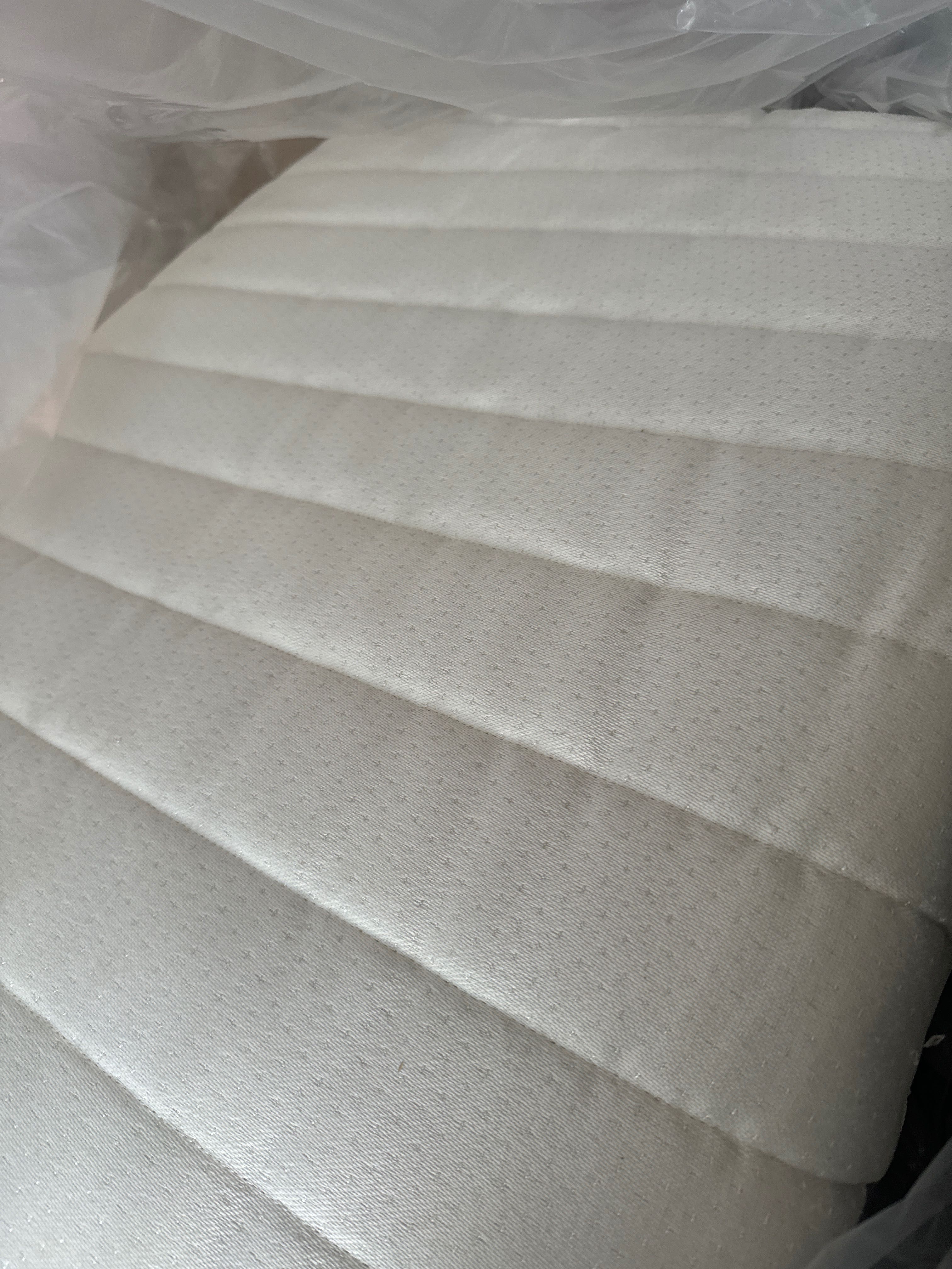 Cama de grades e trocador