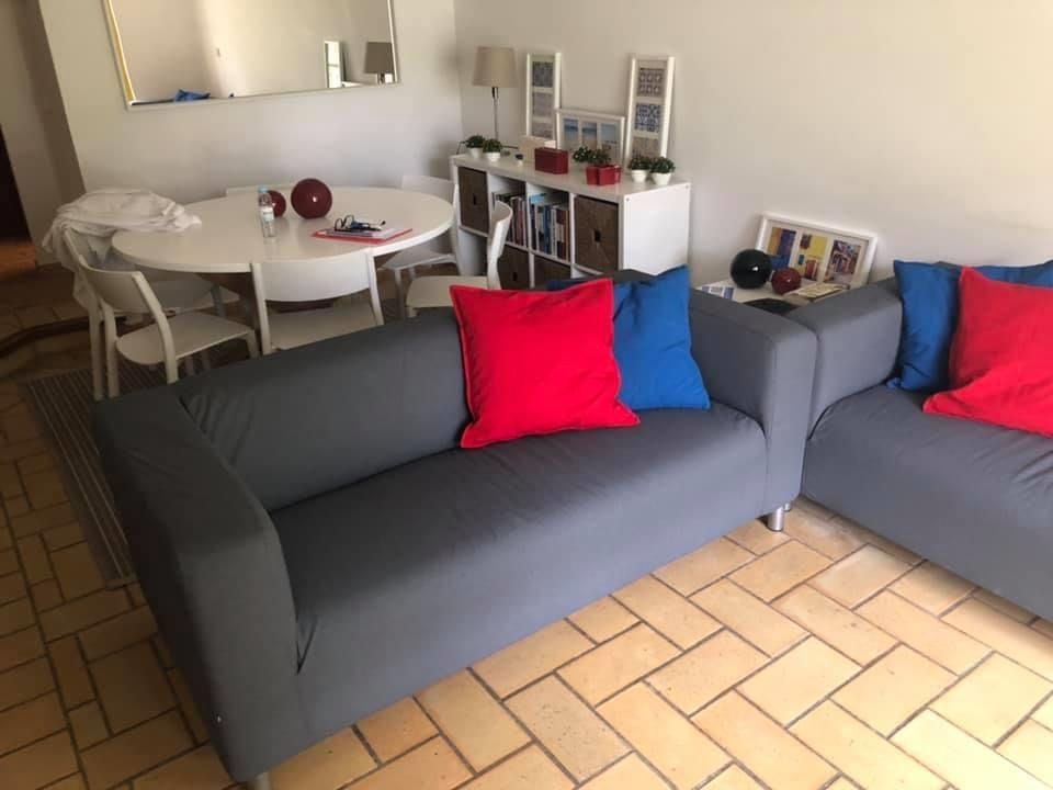OFEREÇO dois sofás (a recolher no local).