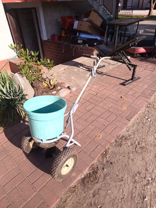 Siewnik do trawy soli nawozów