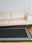 Sofa ze skóry w kolorze waniliowym firmy kler