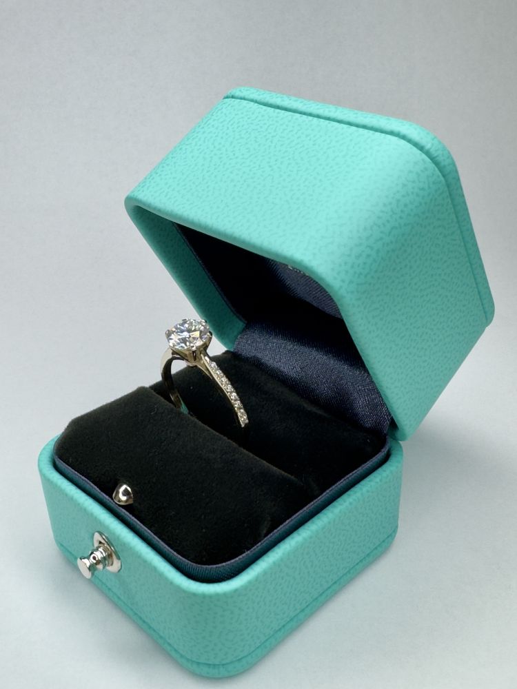 Каблучка в білому золоті з дімантом 1Ct в стилі Tiffany.