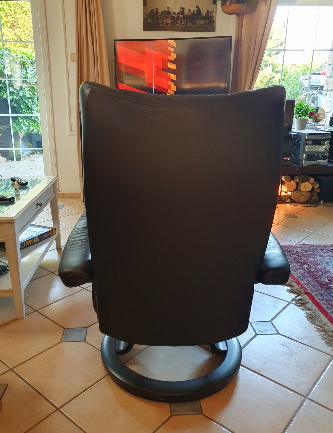 Czarny fotel z podnóżkiem Stressless Ekornes, skóra, leniuch, relax