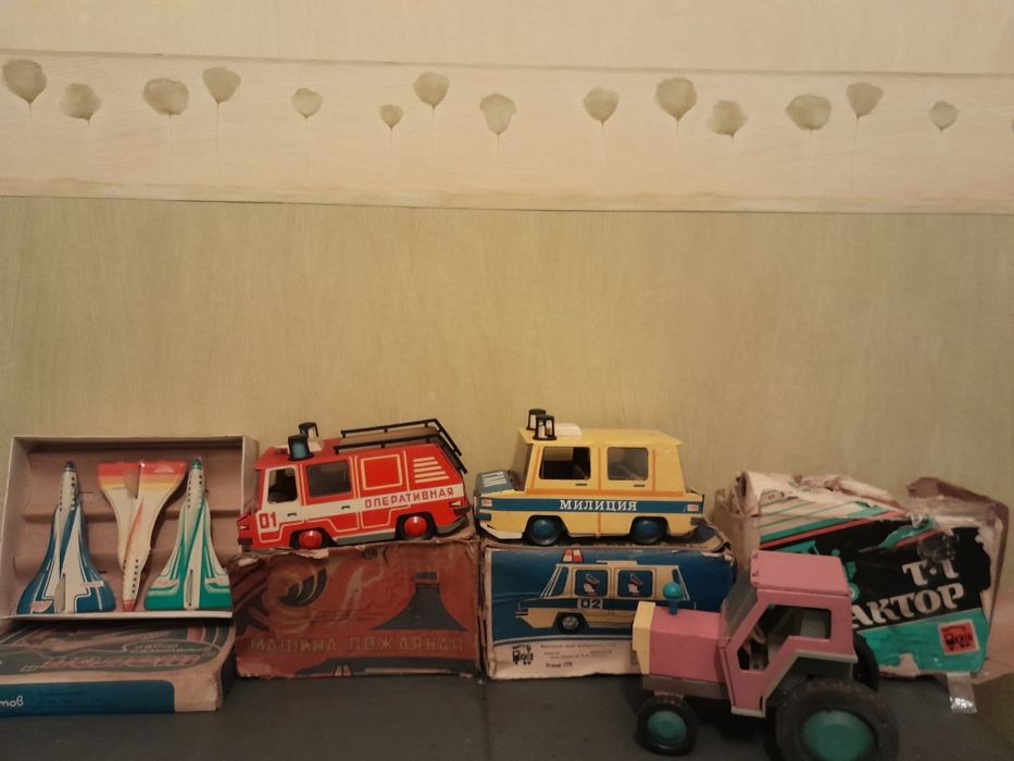 Кукла,кокеси,  машинки, хоккей  гирлянды. игрушки ёлочные.