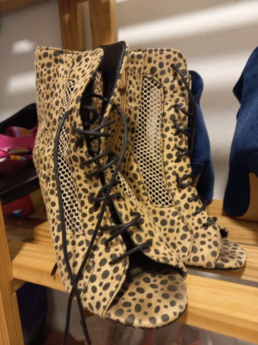 Botins leopardo peep toe tacao