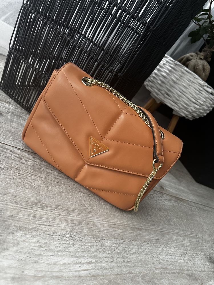 Torebka Guess listoniszka crossbody jasna rudo carmelowa