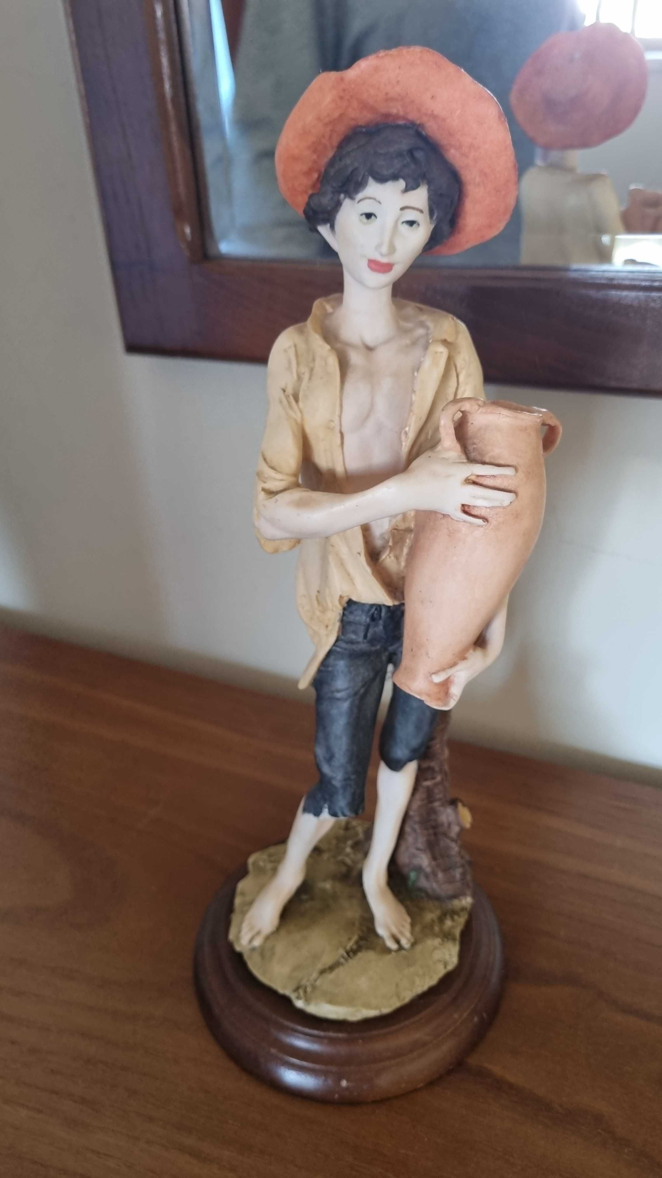 Candeeiros de mesinhas de cabeceira com lâmpadas e 1 estatueta