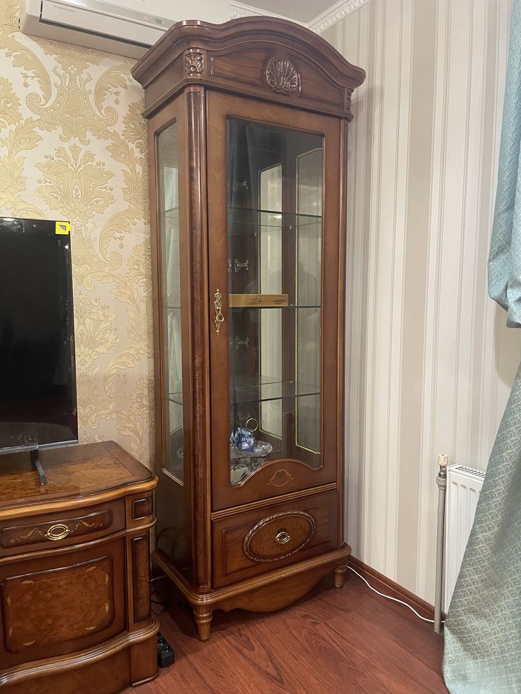 Продам 2 витрины с подсветкой и тумбу ТВ из дерева. Румыния