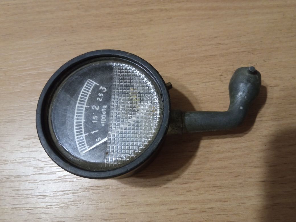 Манометр для измерения давления в шинах СССР.