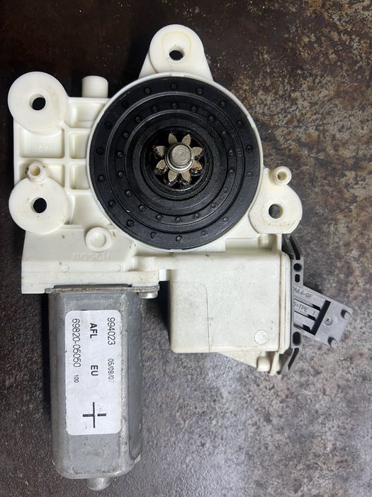 Стеклоподйомнік toyota 6982005050