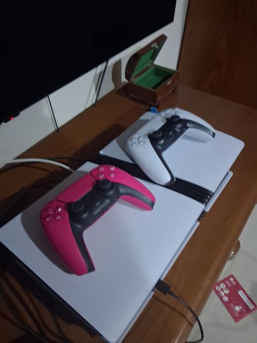 Ps5 pro com 2 comandos