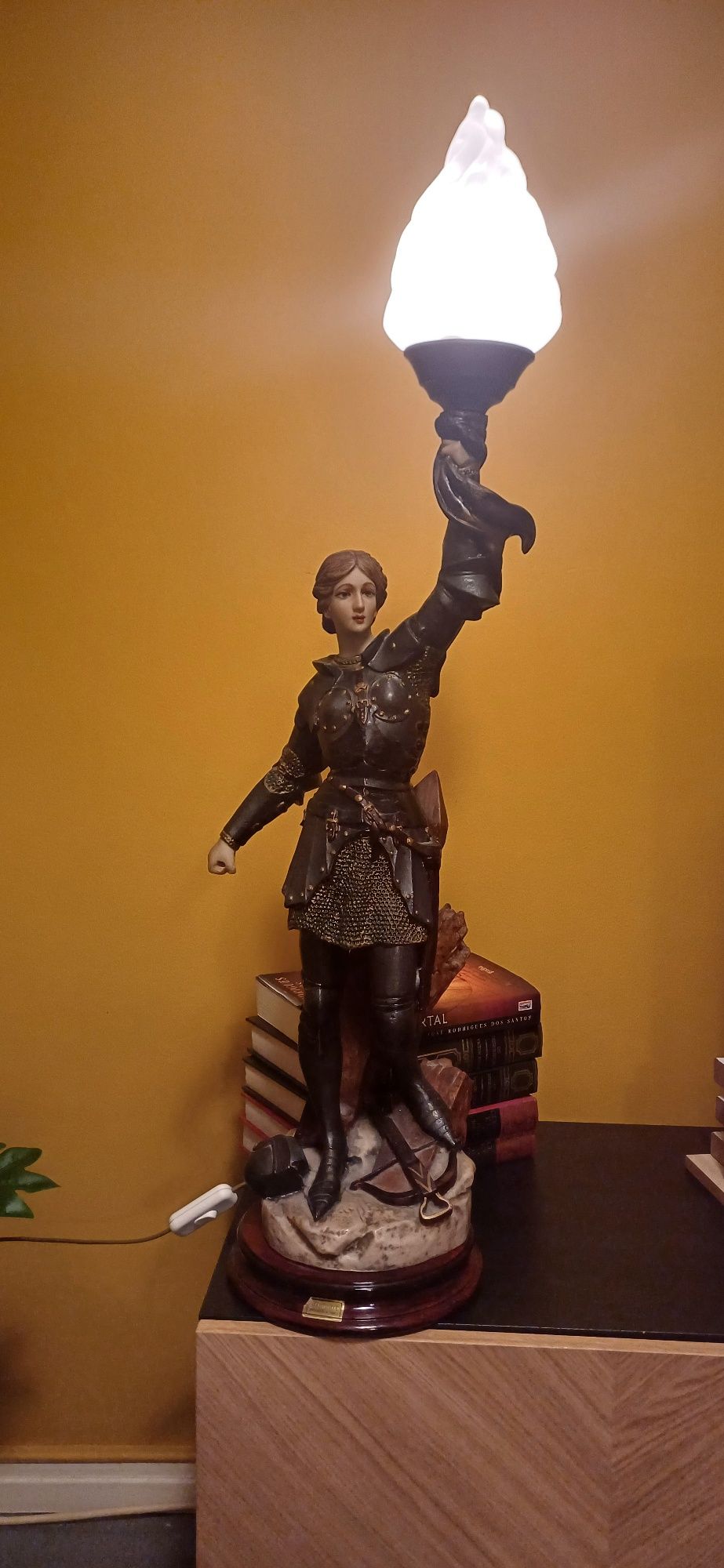 Estátua candeeiro de Joana d’Arc