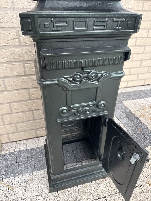 Bogato zdobiona skrzynka na listy wolnostojąca odnowiona