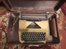 Maszyna do pisania predom 1301 z walizką