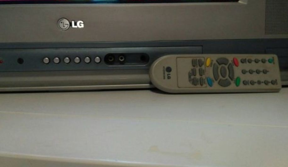 Телевизор LG . диаг. 54 см , можно с приставкой Т2