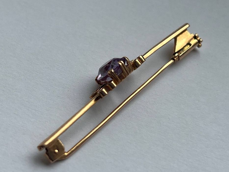 Антикварна золота брошка з александритом