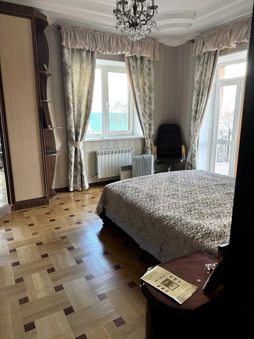 Пропонується в оренду будинок з виходом на воду