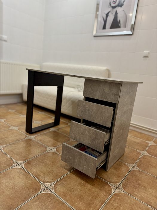 Stoł do manicure/szare biurko/kosmetyczne z półkami-nowoczesny desing.
