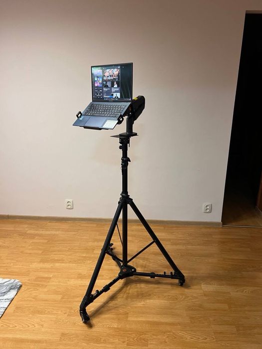 Стійка на колесах для ноутбука