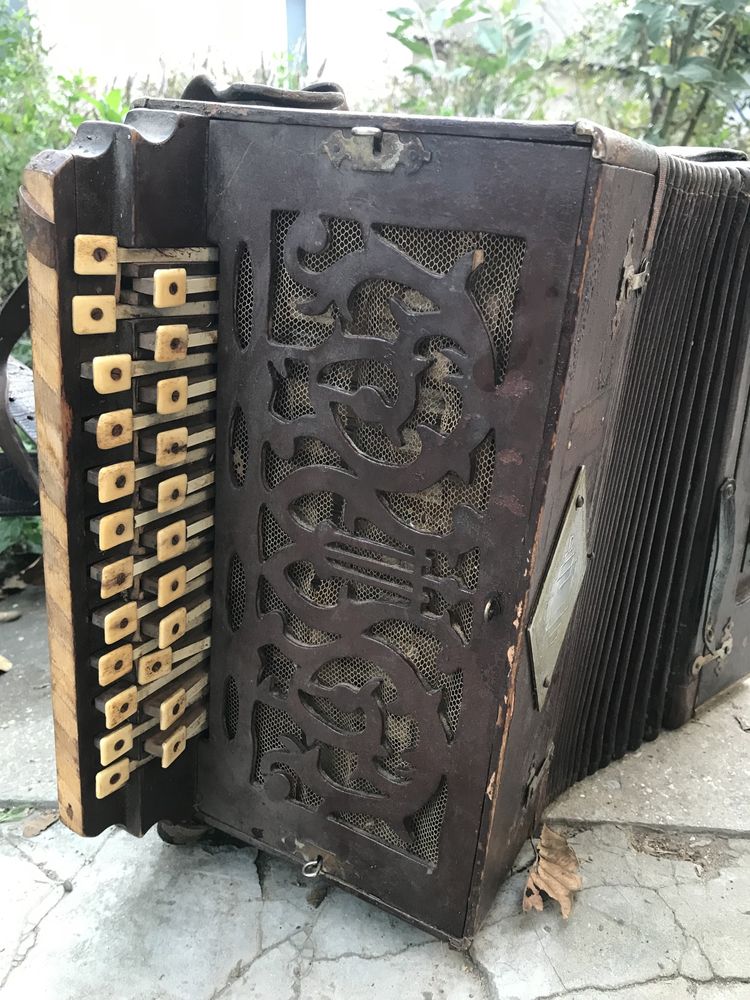 Продам старинную гармошку