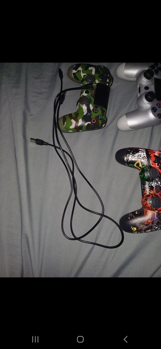 Consola PS4 + 3 comandos + cabos para carregar os comandos