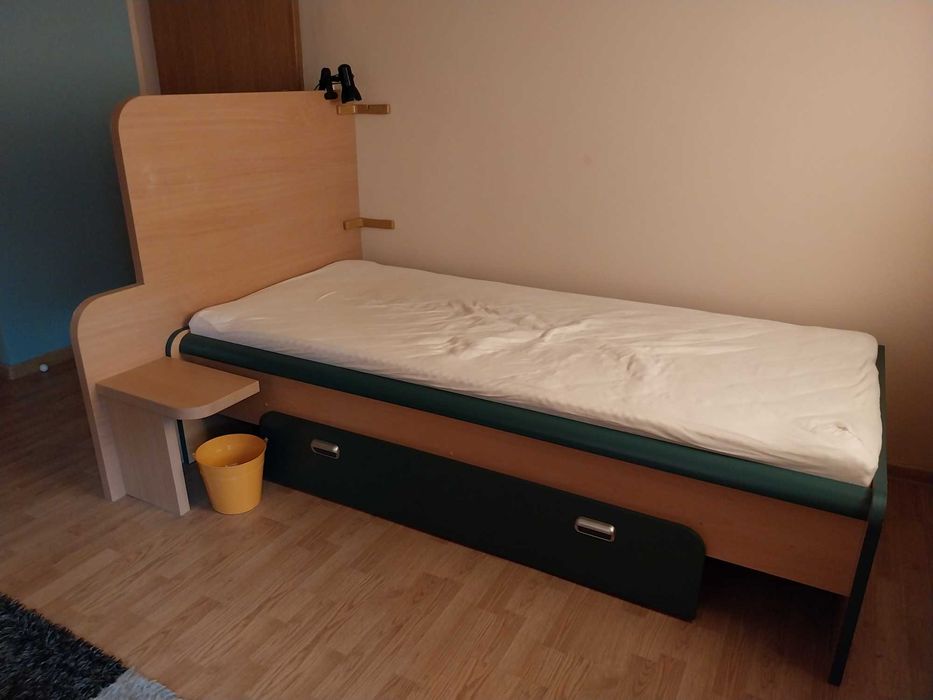 komplet mebli młodzieżowych z łóżkiem i materacem