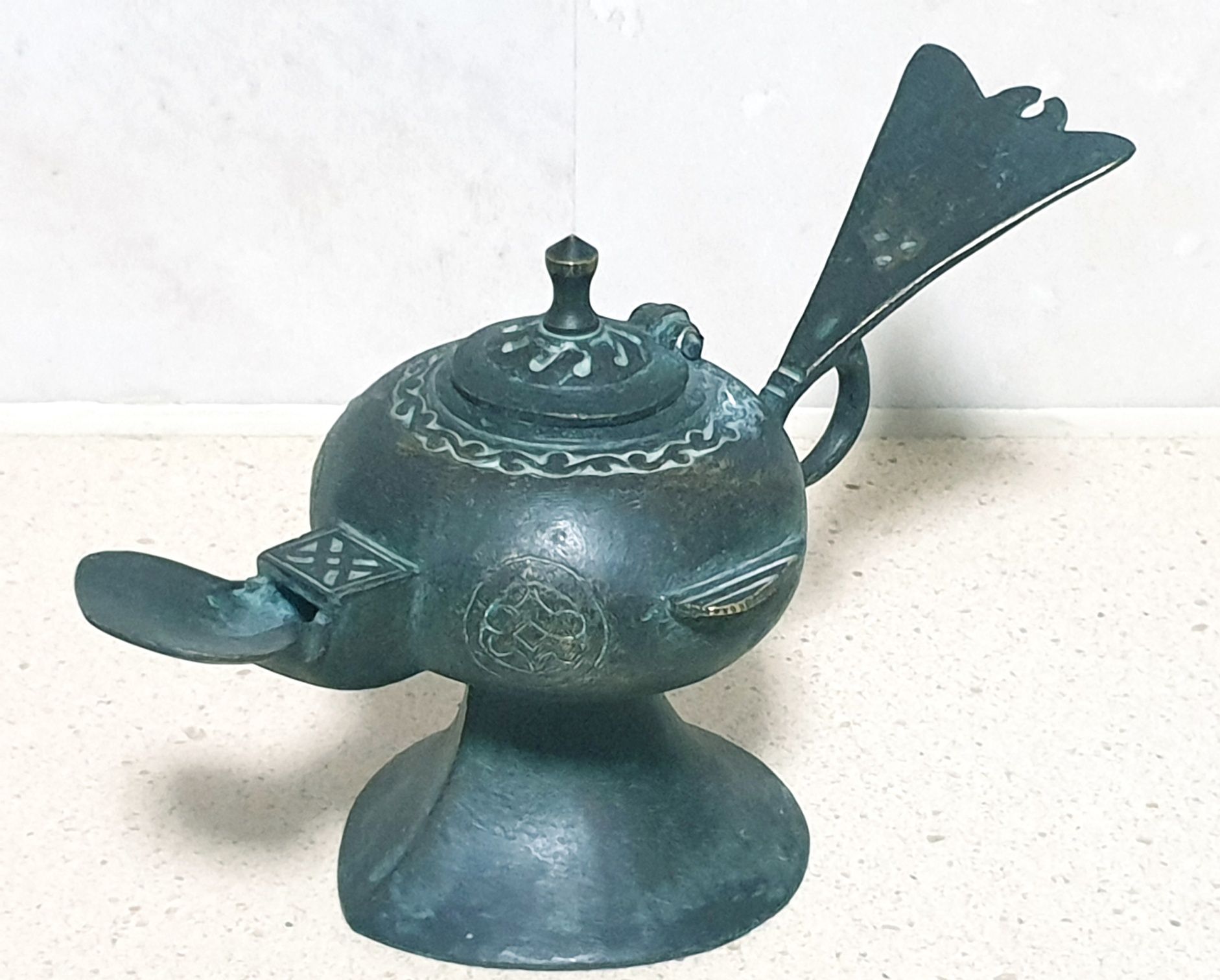 Linda antiga lamparina de azeite em bronze