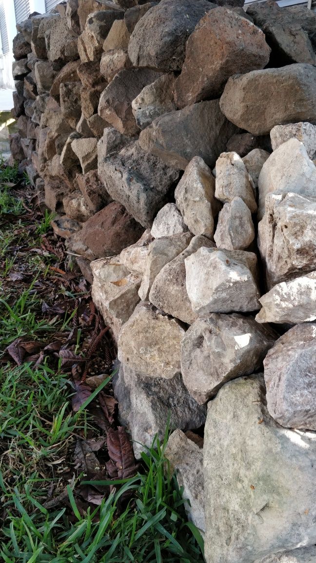 Pedras Basalto pretas brancas castanhas