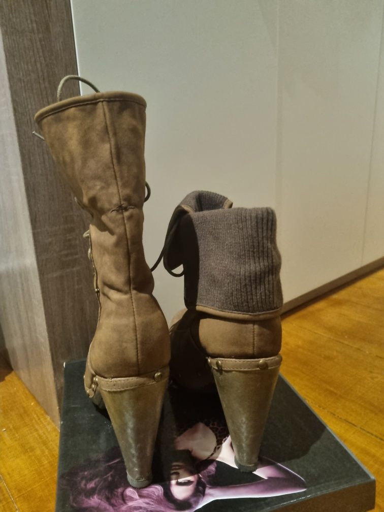 Botas castanhas versáteis