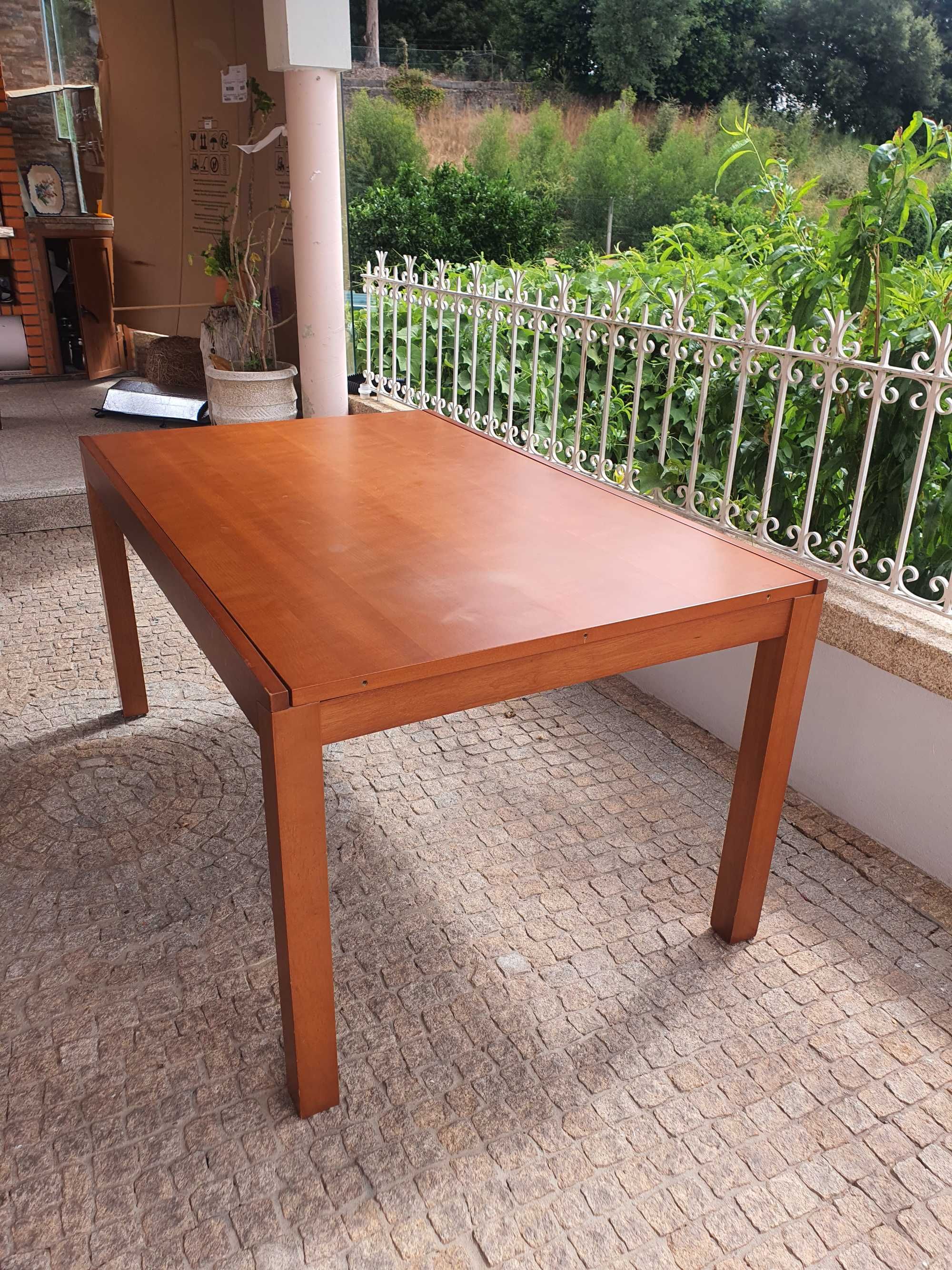 Mesa em madeira extensível e 4 cadeiras