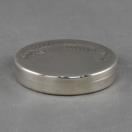Caixa redonda em prata Portuguesa decorada com pena na tampa