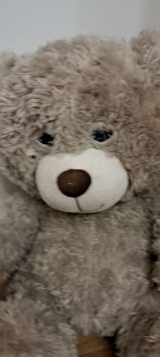 Miś, pluszak, zabawka, mówiący, interaktywny, zamyka oczy