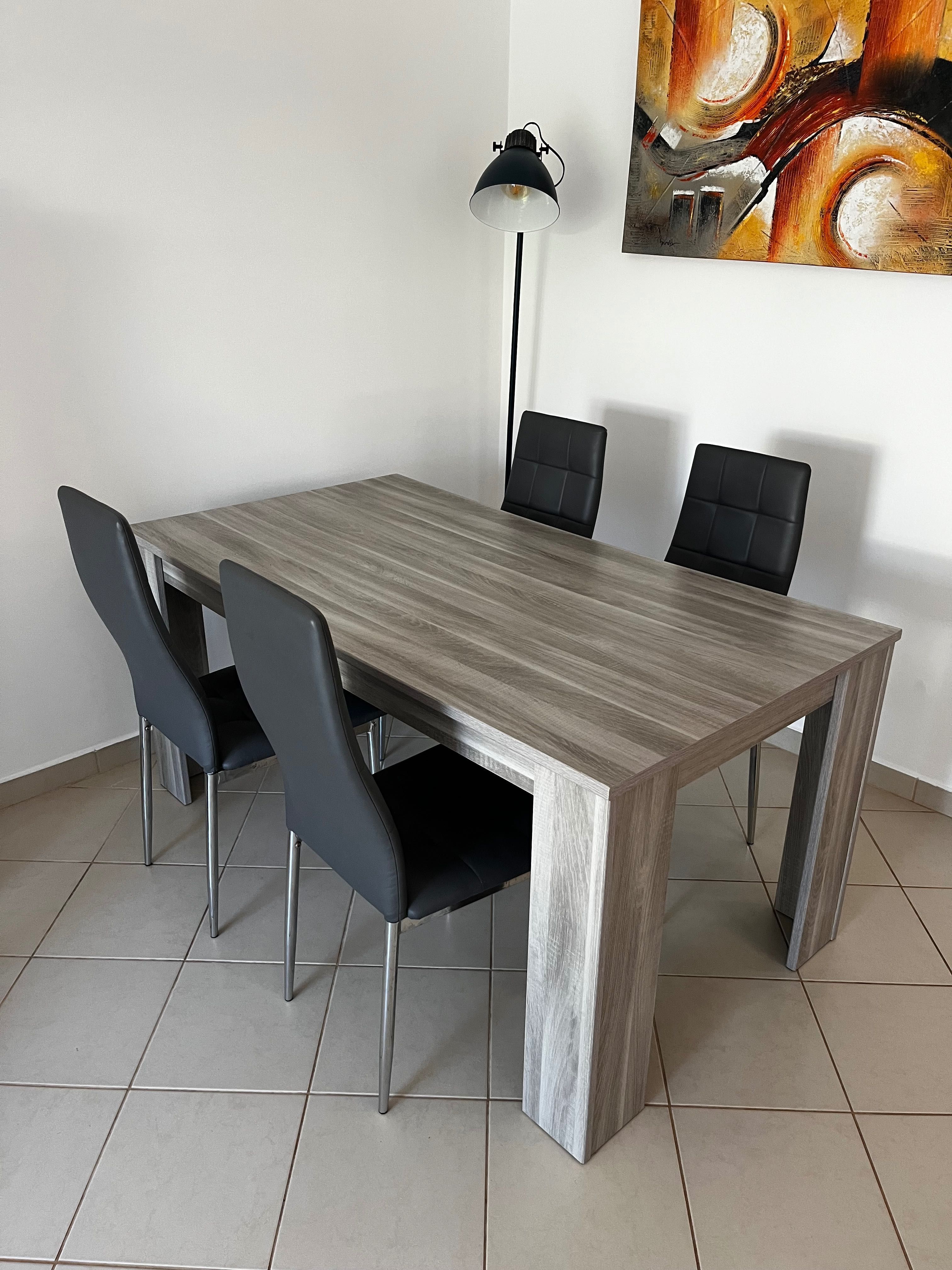 Mesa con 4 cadeiras