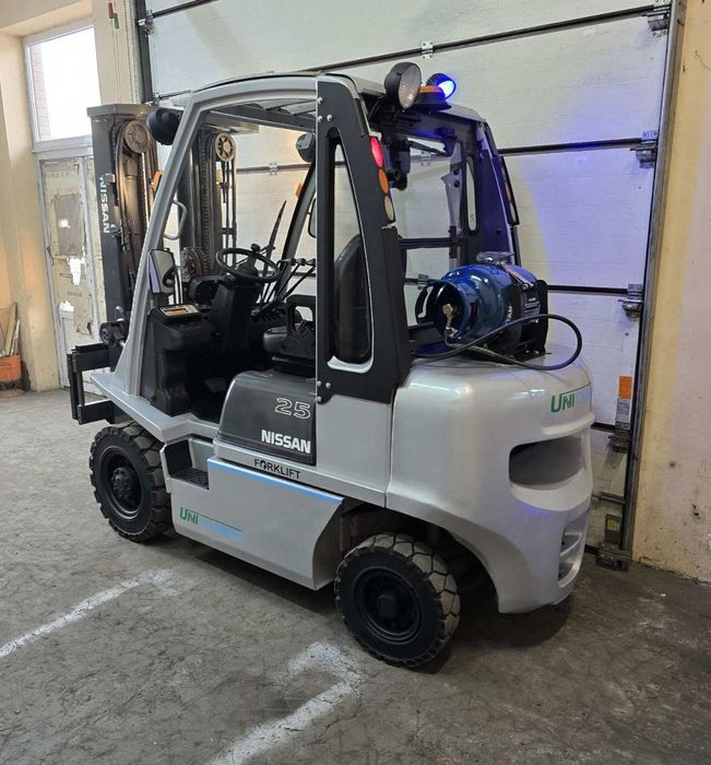 Навантажувач вилковий, газовий 2.5 тонн Nissan-Unicarriers U1D2A25LH