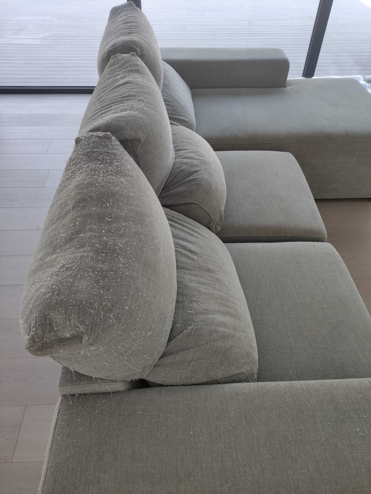 Sofá cinza claro com chaise longue