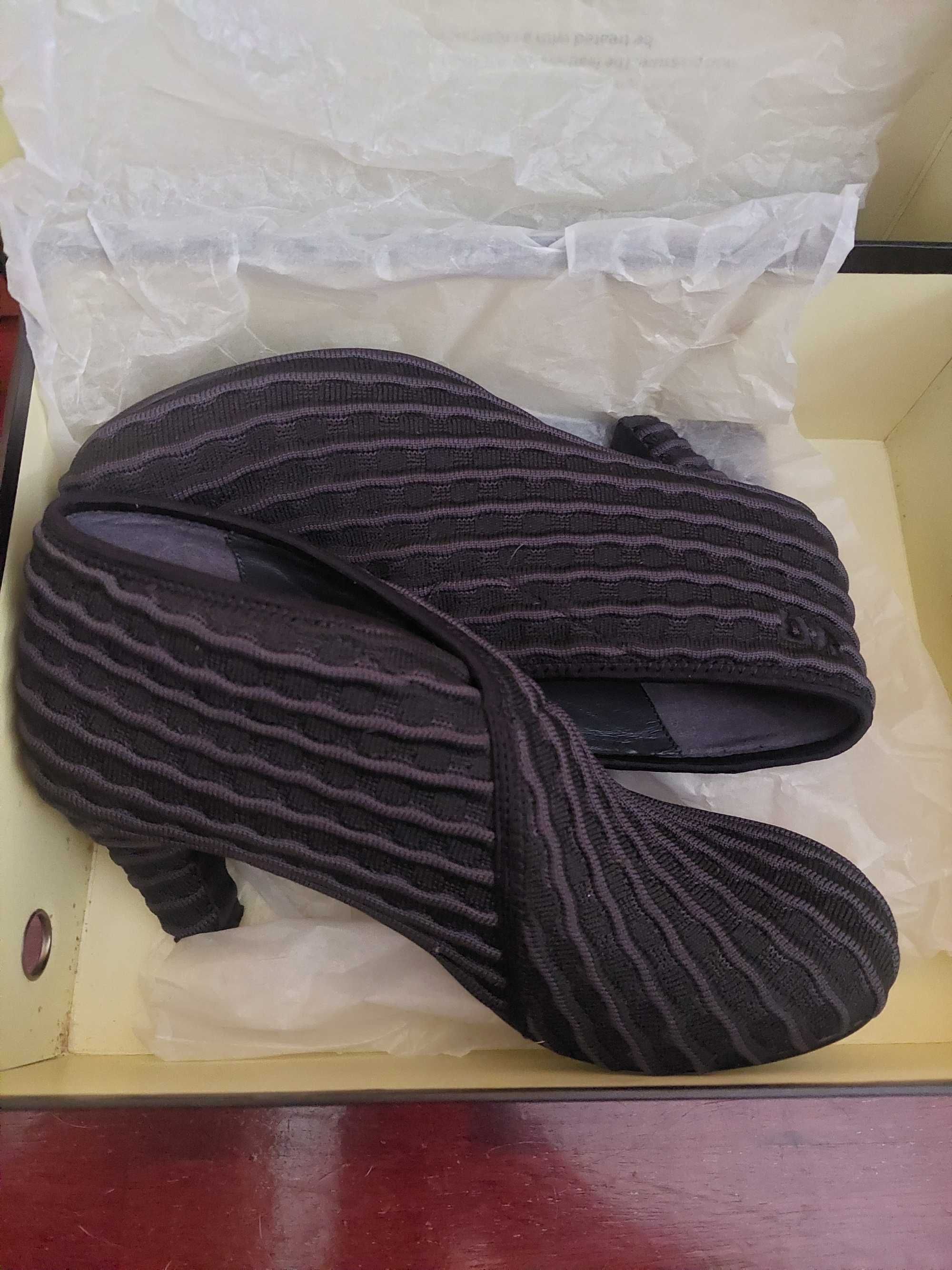Botins em cinza escuro