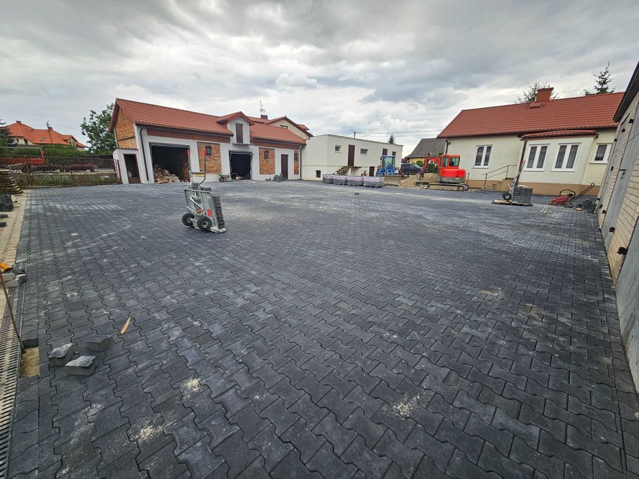 Układanie kostki brukowej przemysłowej  behaton 8 cm duże powierzchnie