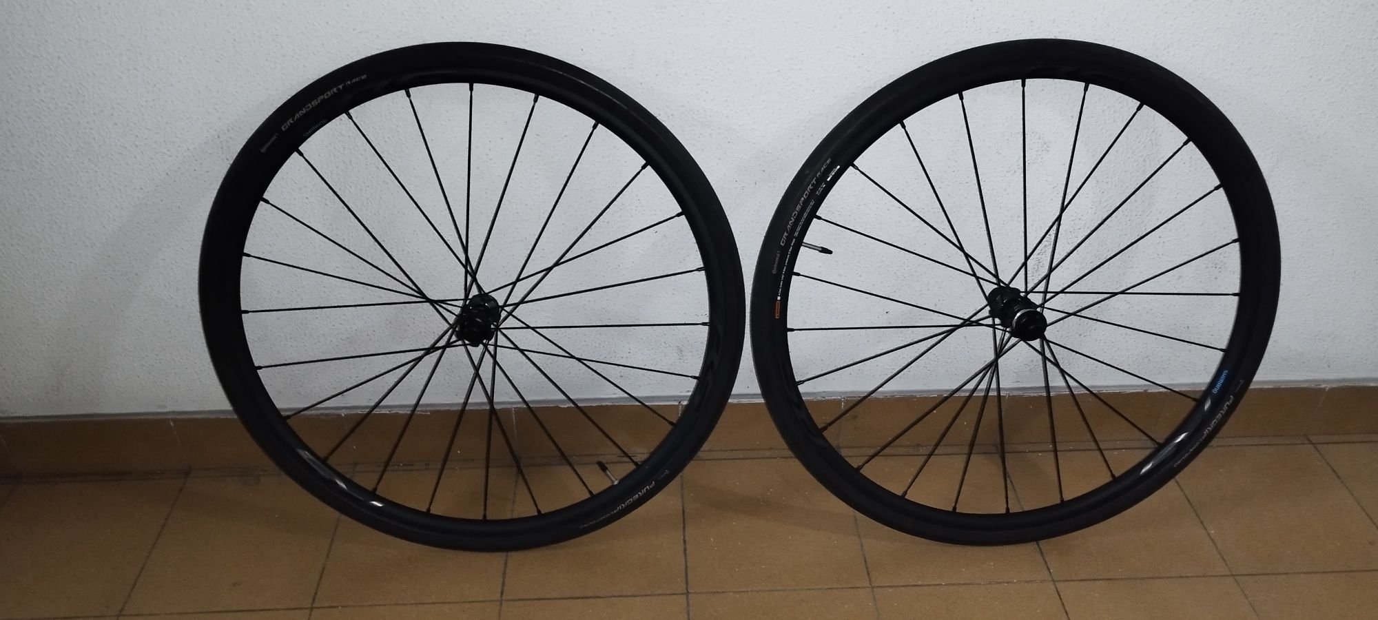 Rodas Shimano R5 para disco.