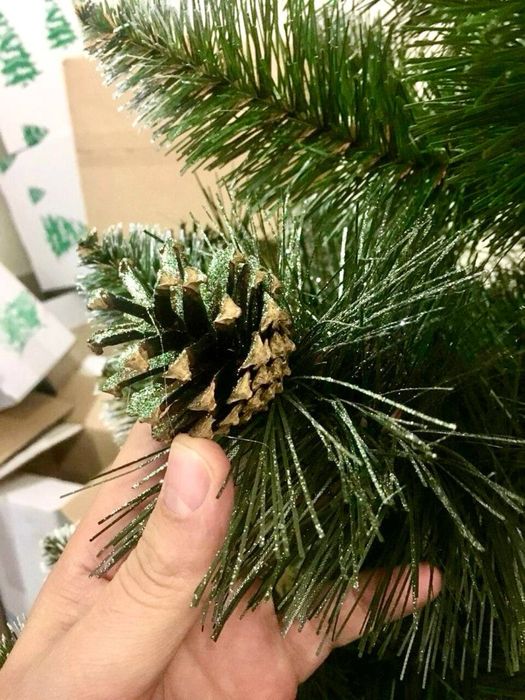 Штучна ялинка з шишками, висота 2,2 м