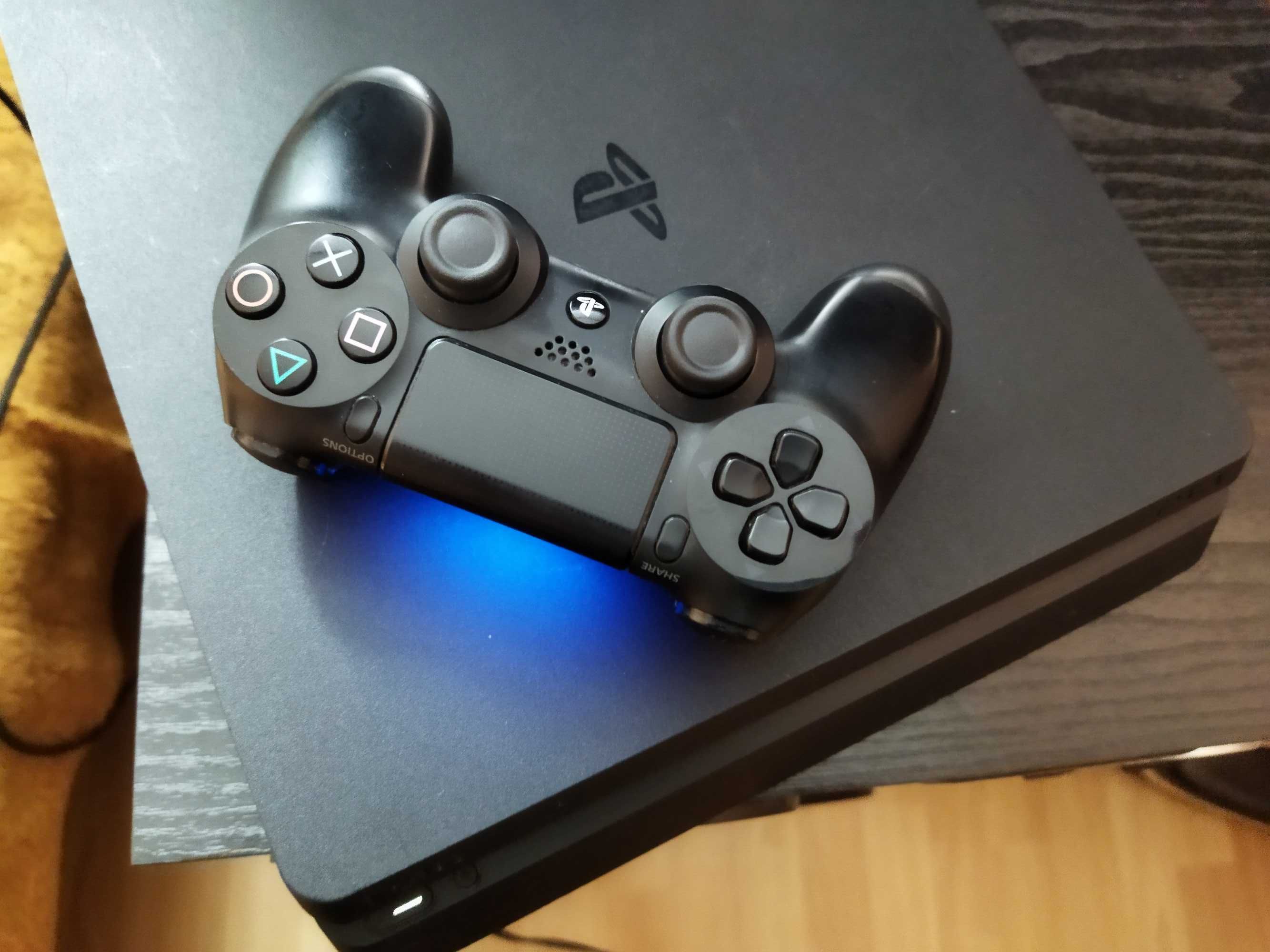 Konsola PS4 slim