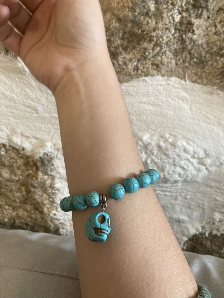 Pulseira turquesa com caveira