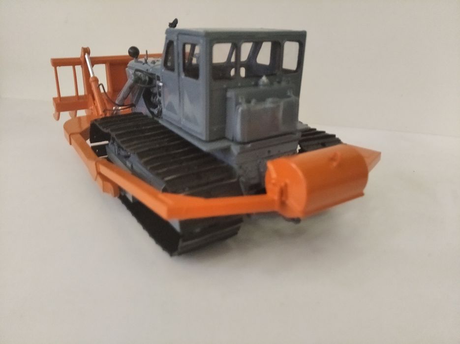 Масштабная модель трактор т-100