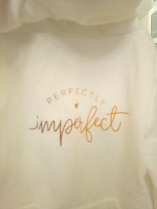 Biała śliczna krótka damska bluza z kapturem