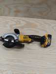 Dewalt dcs 571 pilarka tarczowa 115mm z akumulatorem