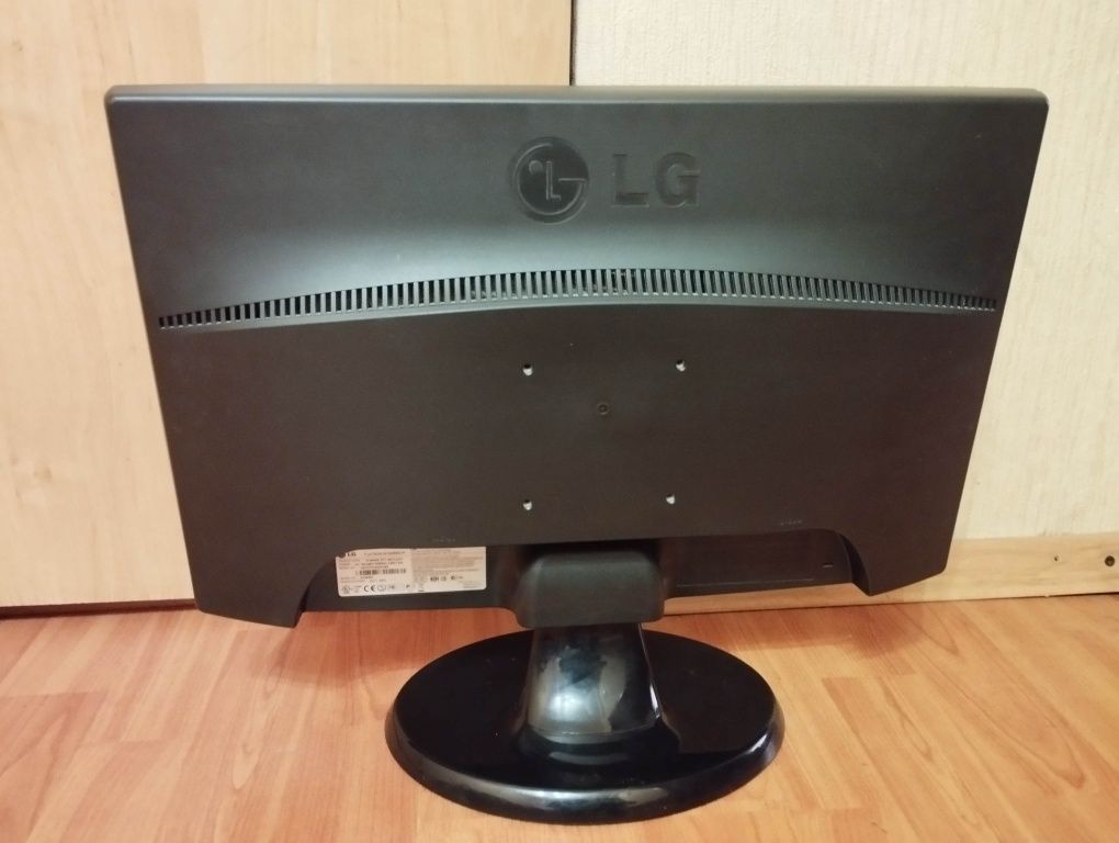 Монитор LG W1943SS / 18.5" (1366x768) TN / VGA / VESA 75x75