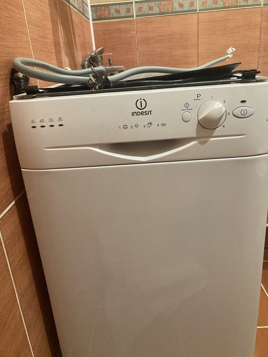 Посудомийна машина Indesit