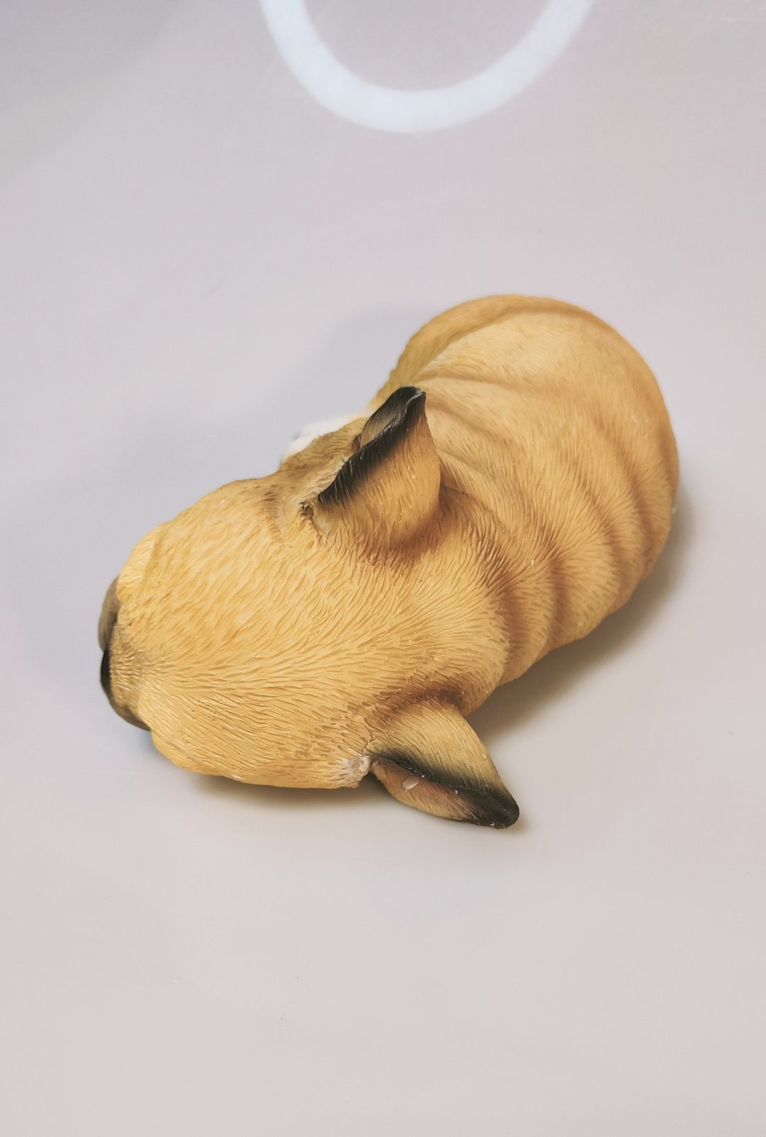 Figurka dekoracyjna statua śpiącego szczeniaka mopsa buldog francuski