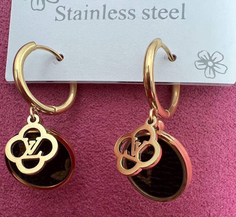 Lindos brincos dourados com detalhe em polipele