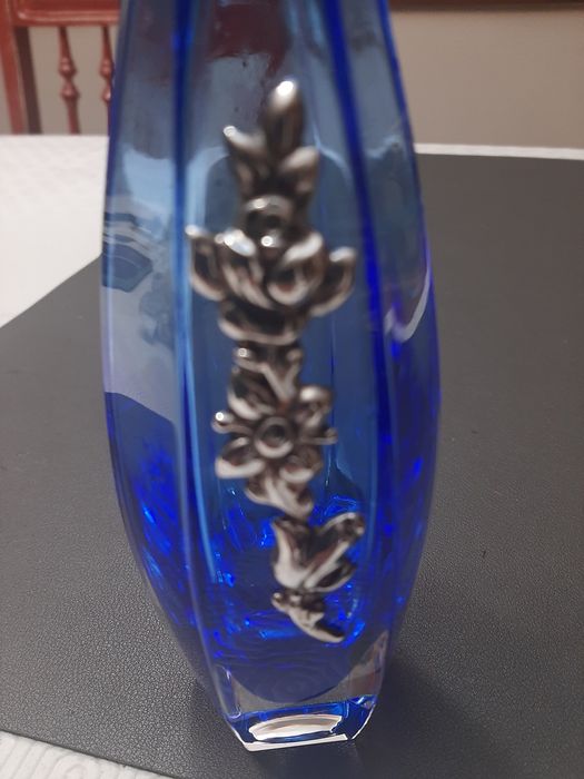 Jarra em vidro azul com flores em prata