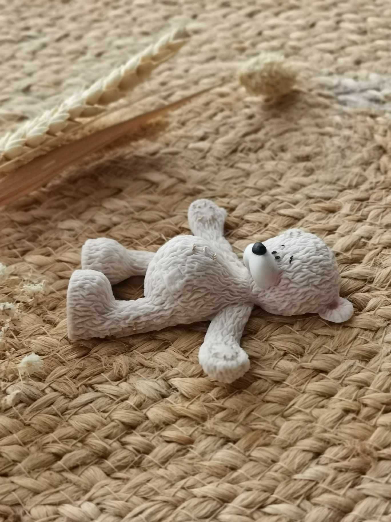 Figurka miś kremowy na bok tortu dekoracja z masy cukrowej